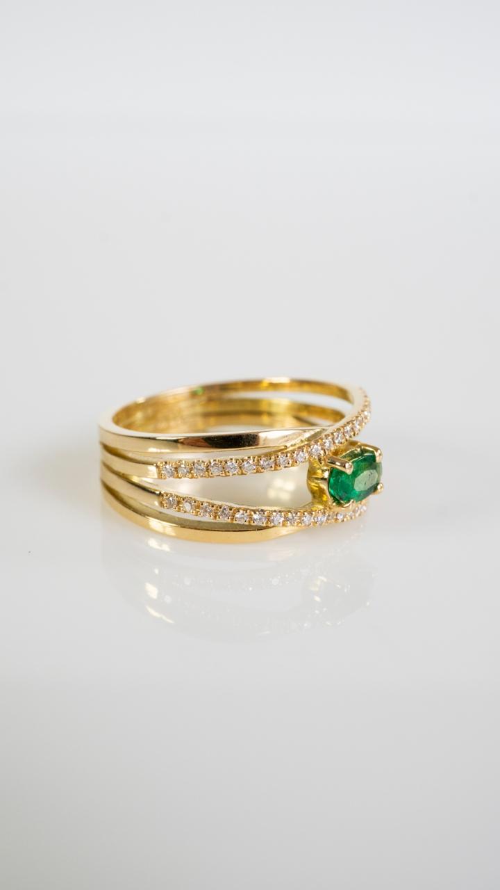 Anillo Cruzado con Esmeralda