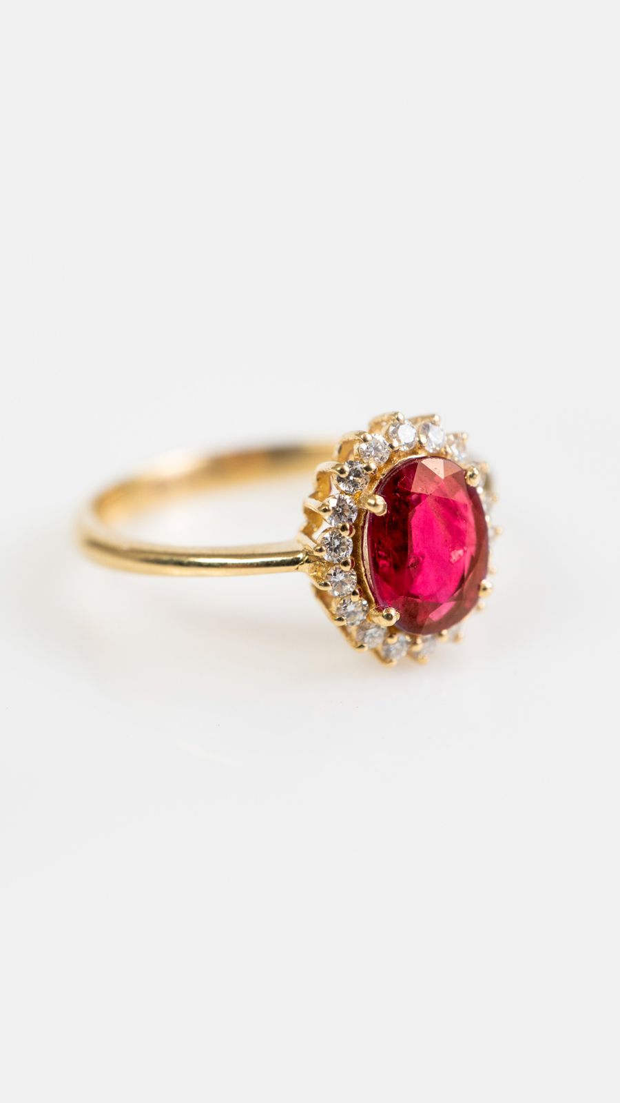 Anillo Rubí con Diamantes