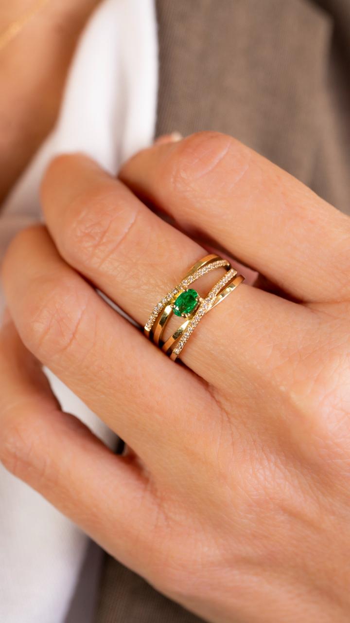 Anillo Cruzado con Esmeralda