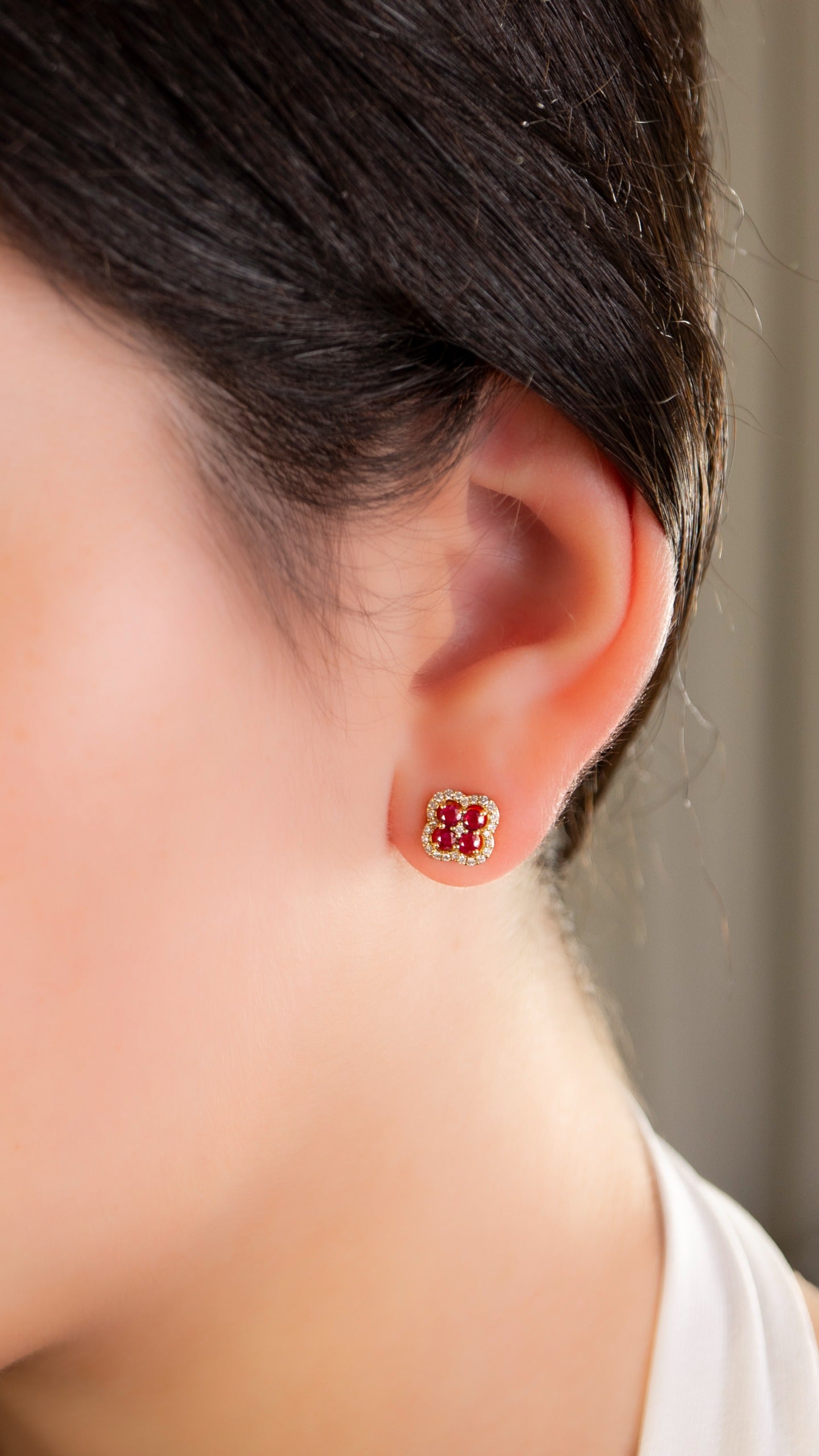 Aretes Flor Mediana de rubies
