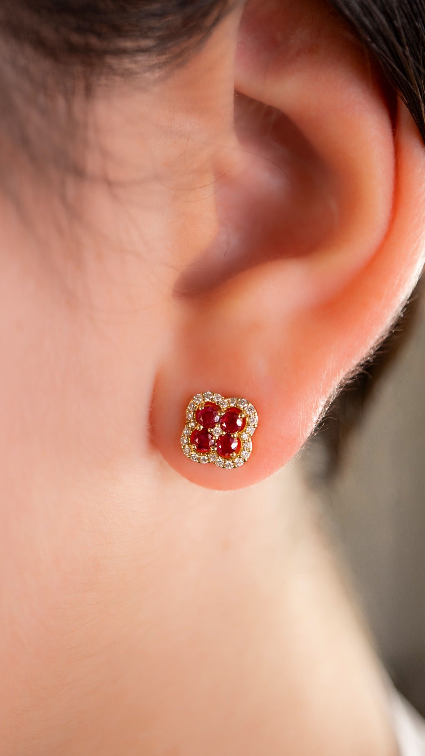 Aretes Flor Mediana de rubies