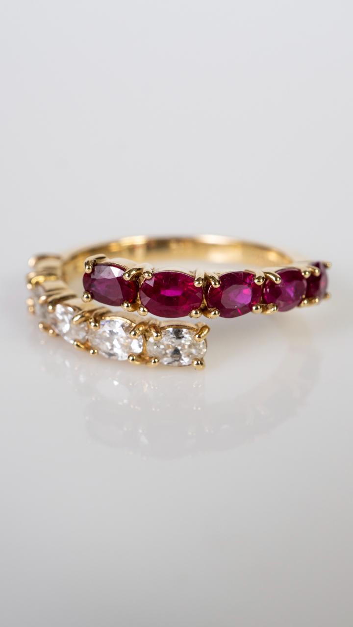 Anillo de Rubí con Diamantes