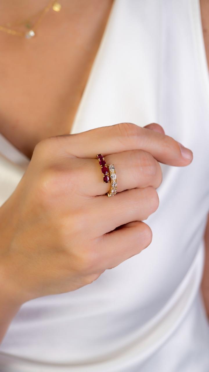 Anillo de Rubí con Diamantes